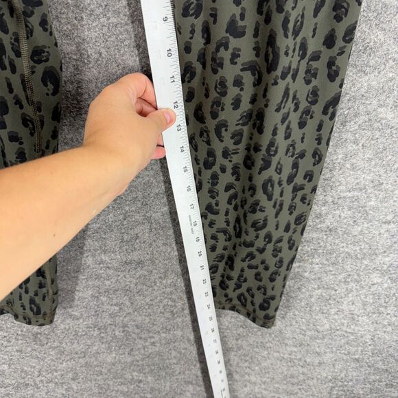 Old Navy Activewear Leggings Women M Medium Gray Animal Print Capri Pull On - Picture 5 of 7